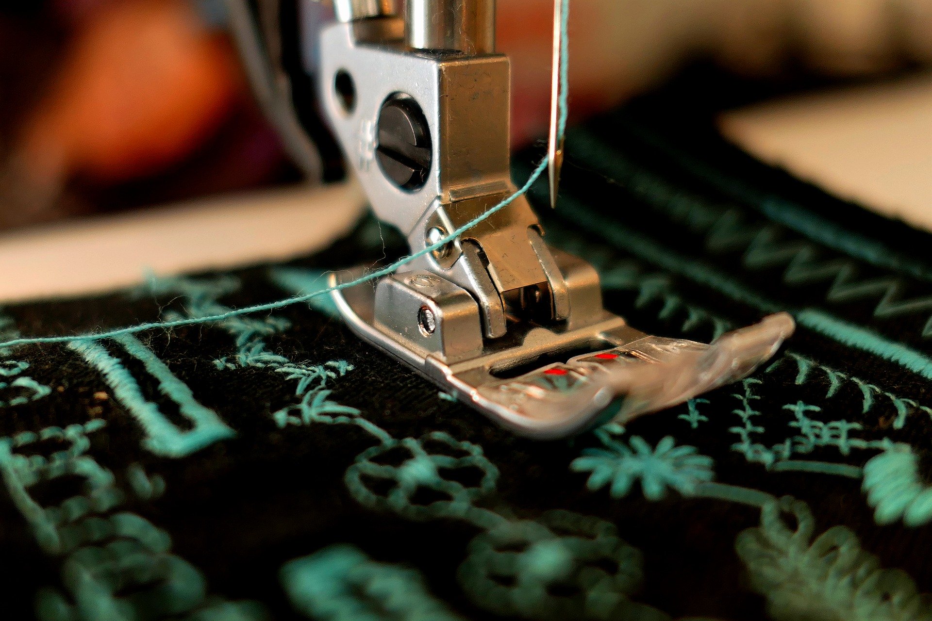linha na agulha da maquina de costura